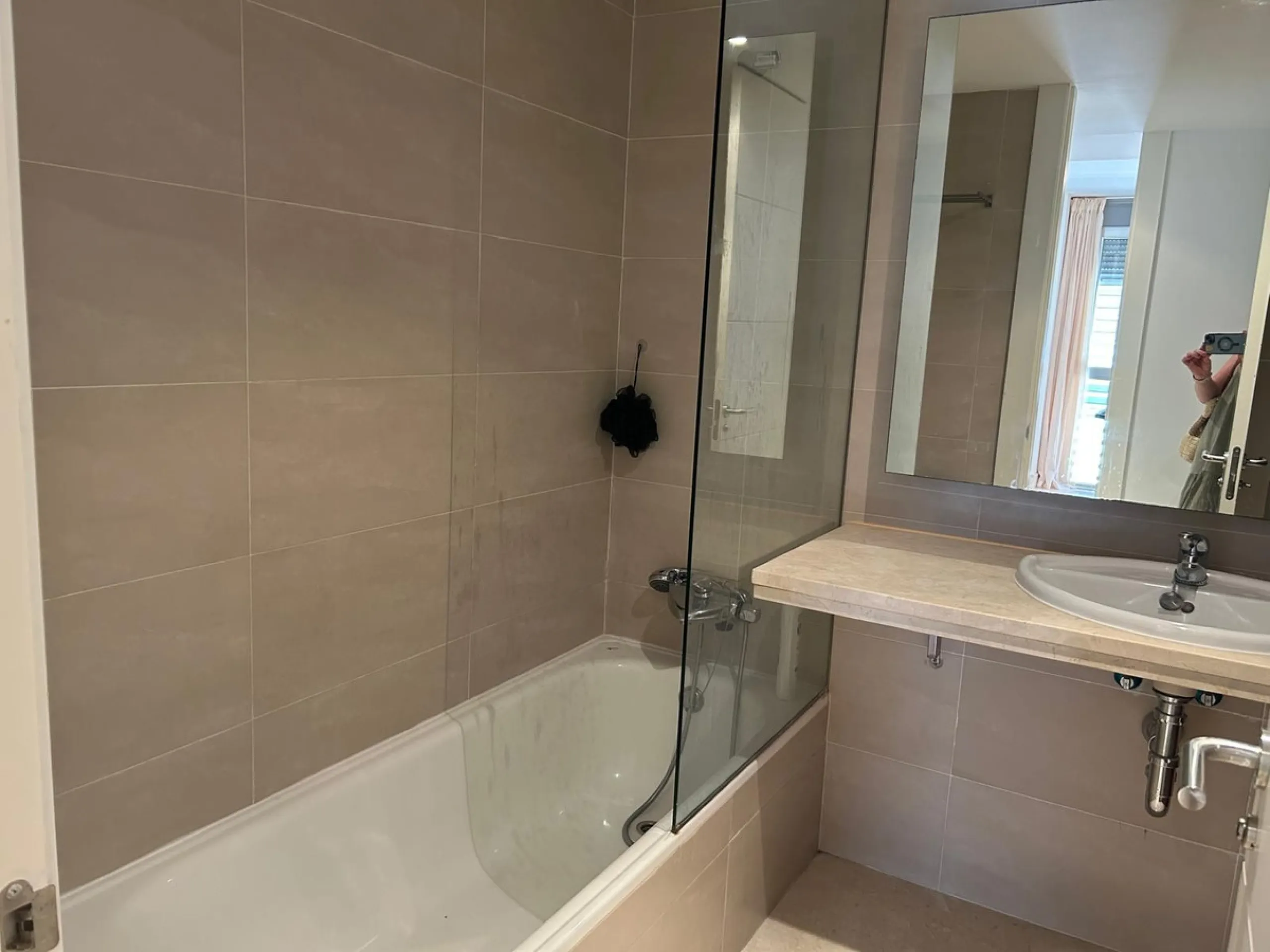 Discover this exclusive 3-bedroom, 3-bathroom apartment (one ensuite) with two parking spaces and a storage room included in the price. Enjoy breathtaking panoramic sea views that will captivate you at first sight. Designed for those seeking comfort and e