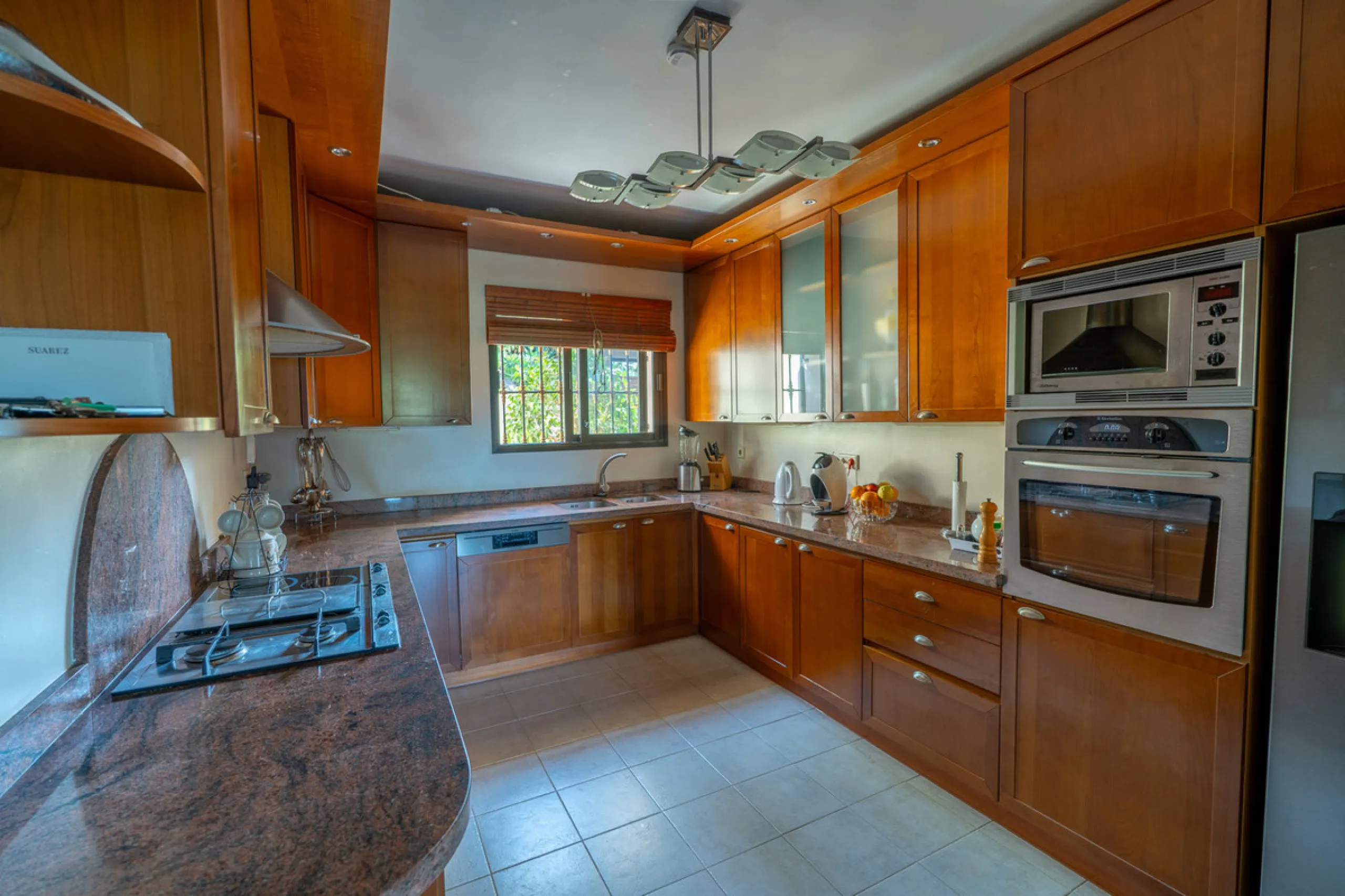 8 bedrooms | 9 bathrooms | Private plot of 1,358 m² | Gated community with 24-hour security