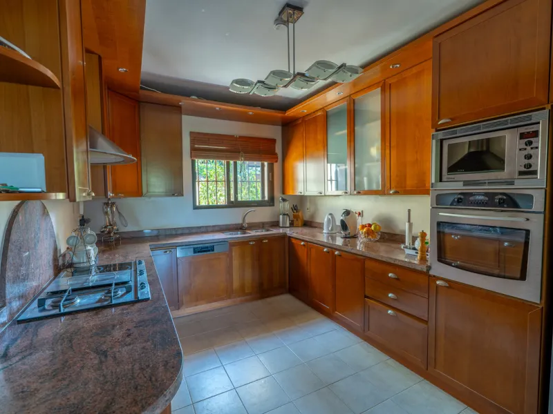 8 bedrooms | 9 bathrooms | Private plot of 1,358 m² | Gated community with 24-hour security