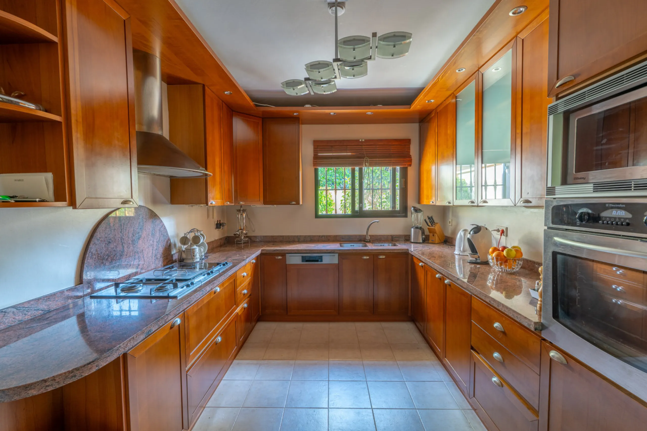 8 bedrooms | 9 bathrooms | Private plot of 1,358 m² | Gated community with 24-hour security