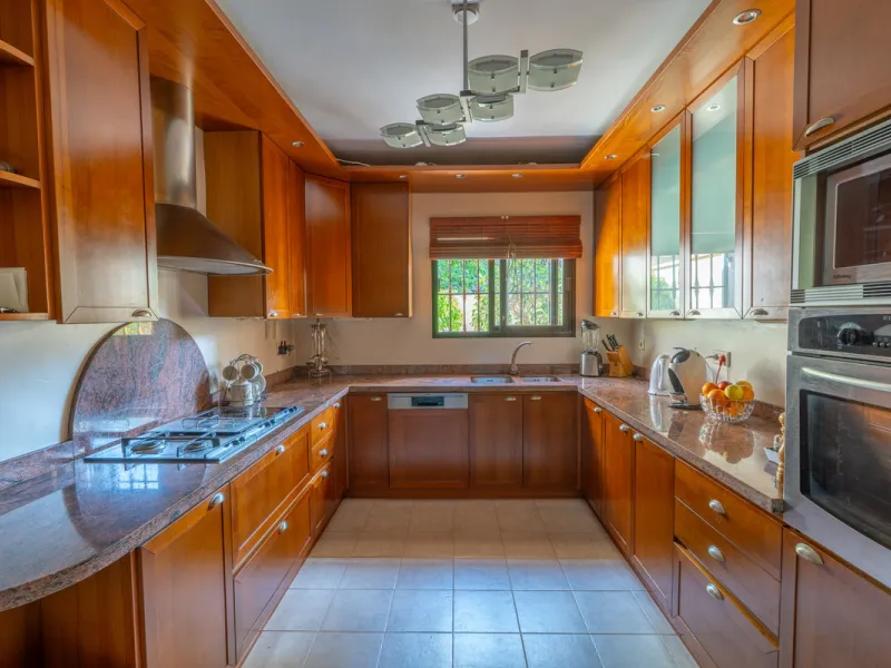 8 bedrooms | 9 bathrooms | Private plot of 1,358 m² | Gated community with 24-hour security