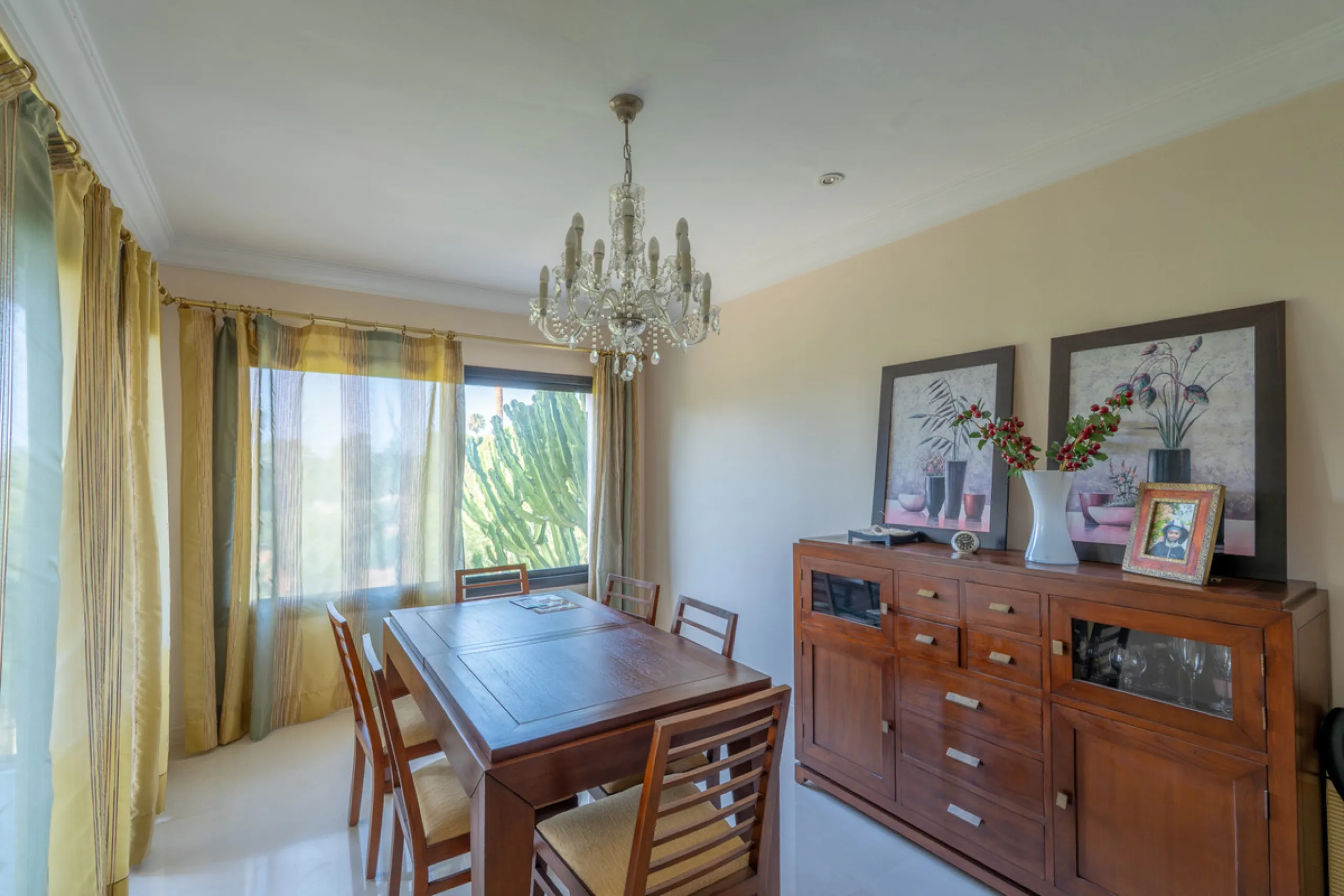 8 bedrooms | 9 bathrooms | Private plot of 1,358 m² | Gated community with 24-hour security