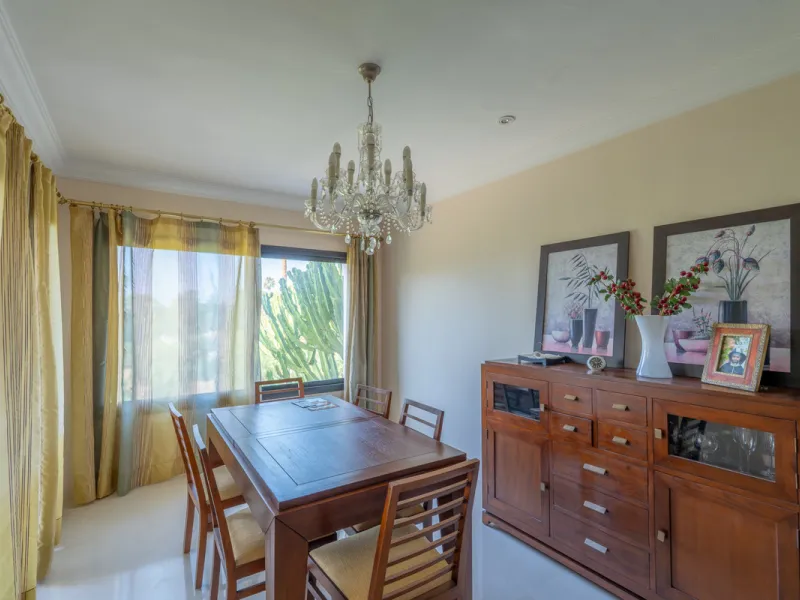 8 bedrooms | 9 bathrooms | Private plot of 1,358 m² | Gated community with 24-hour security