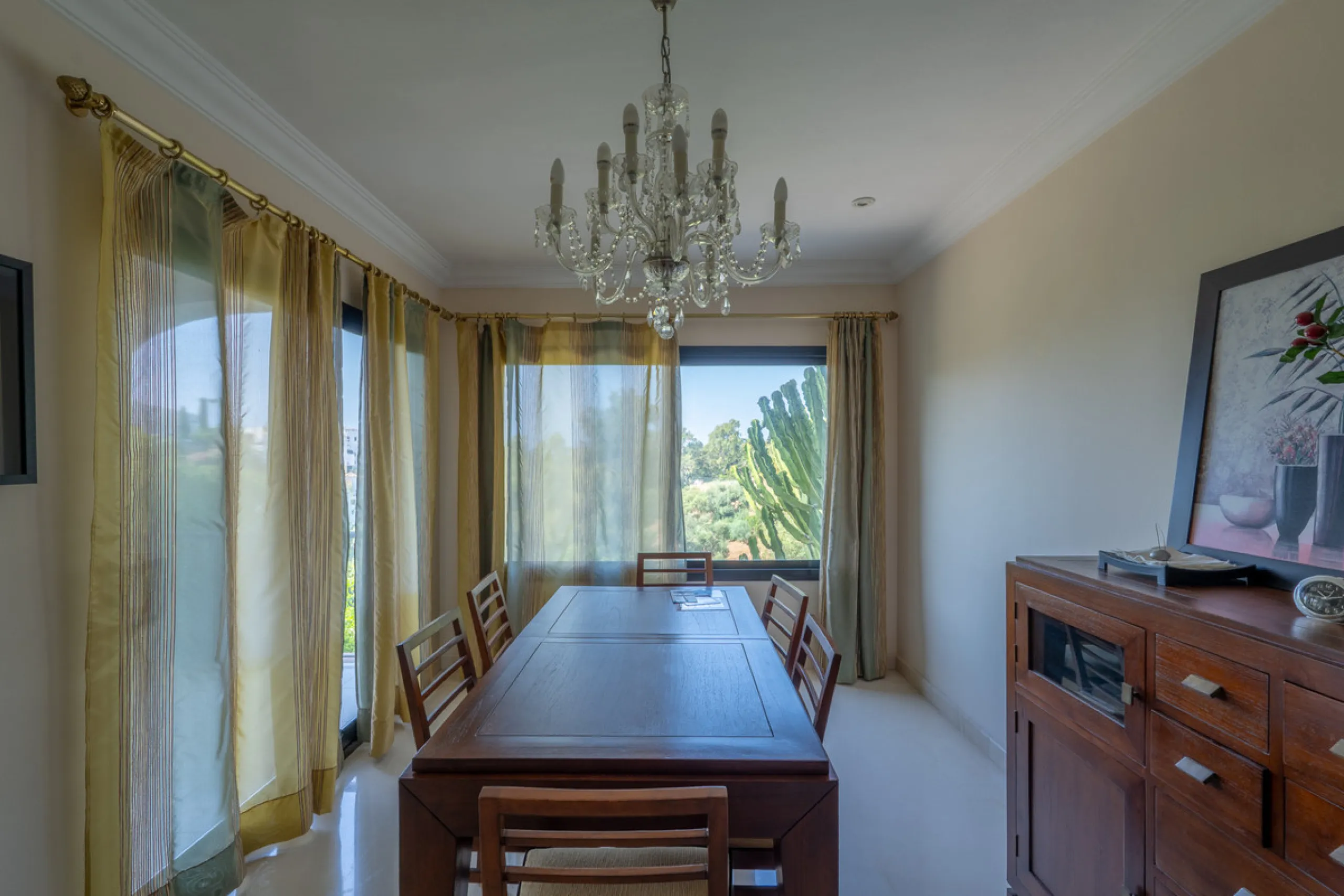 8 bedrooms | 9 bathrooms | Private plot of 1,358 m² | Gated community with 24-hour security