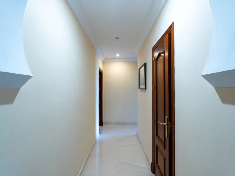 8 bedrooms | 9 bathrooms | Private plot of 1,358 m² | Gated community with 24-hour security