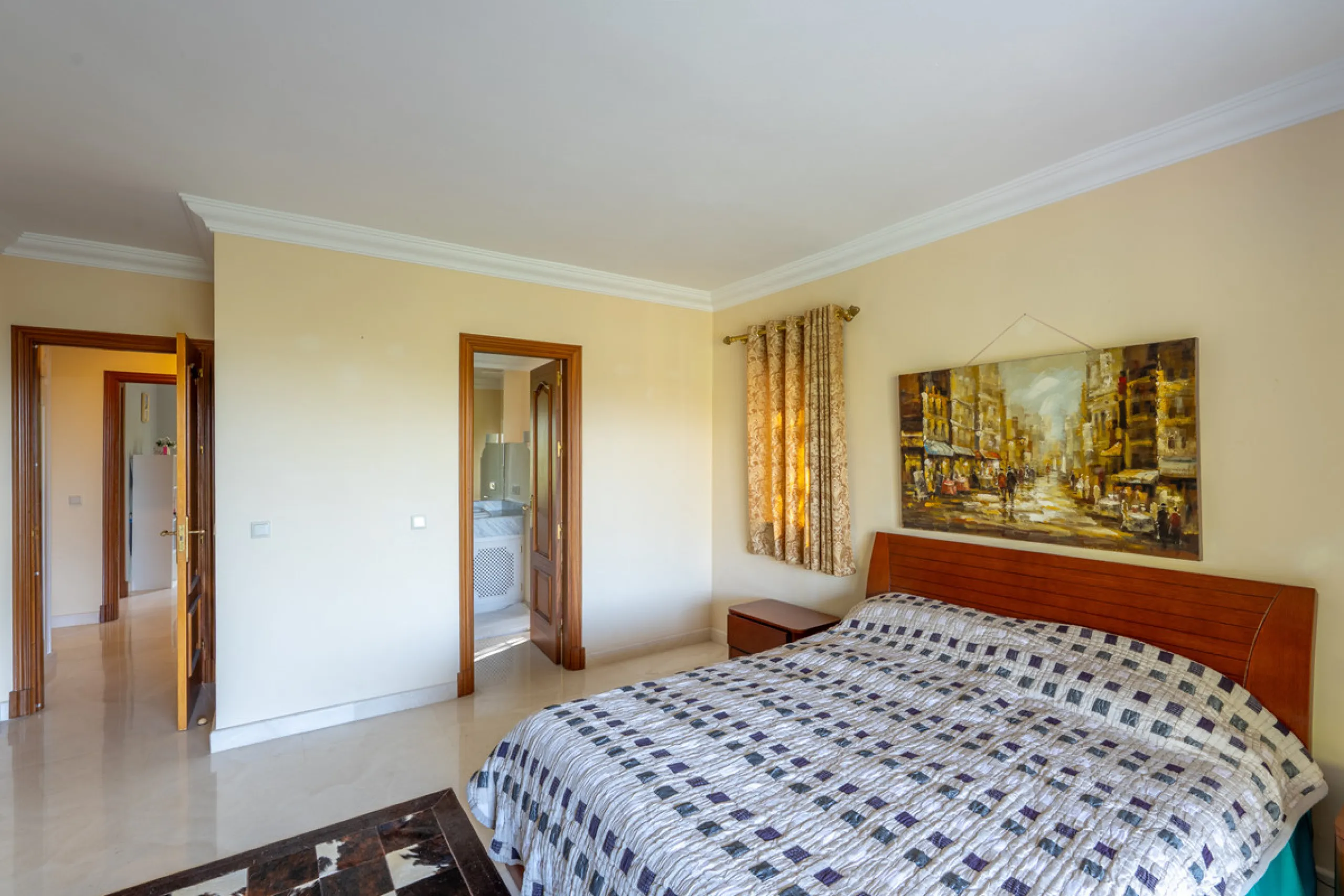 8 bedrooms | 9 bathrooms | Private plot of 1,358 m² | Gated community with 24-hour security