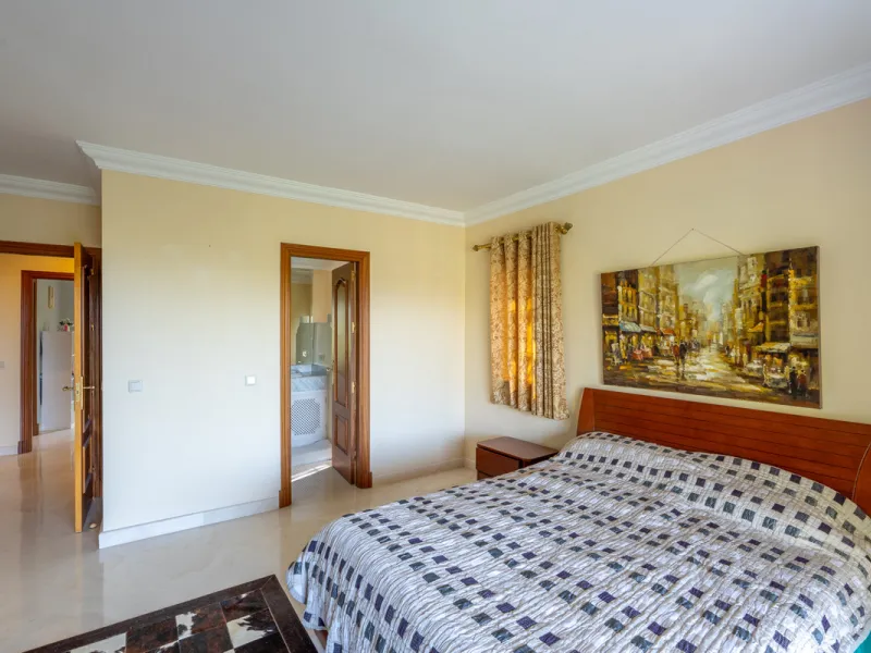 8 bedrooms | 9 bathrooms | Private plot of 1,358 m² | Gated community with 24-hour security