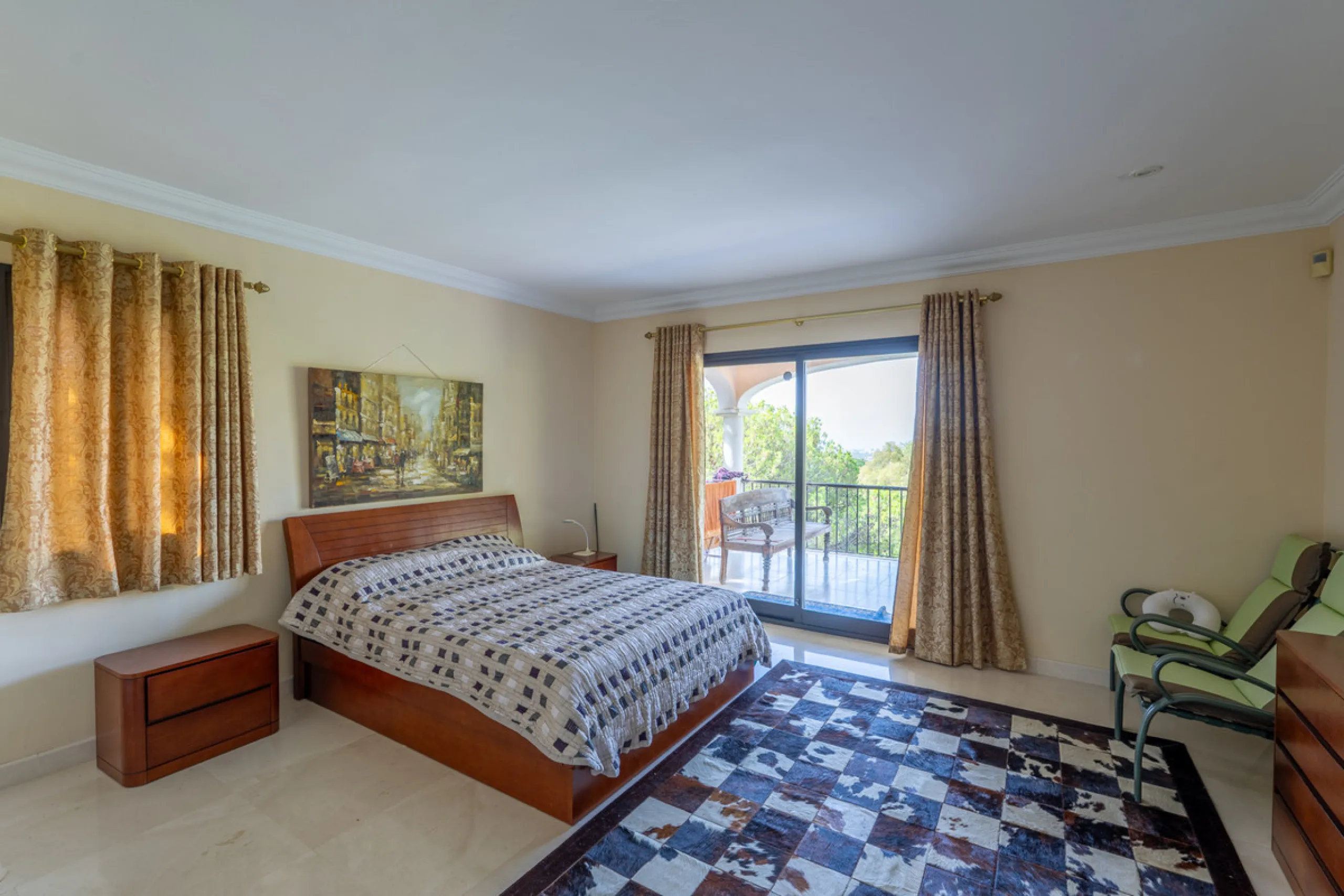 8 bedrooms | 9 bathrooms | Private plot of 1,358 m² | Gated community with 24-hour security