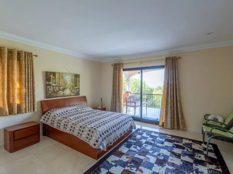 8 bedrooms | 9 bathrooms | Private plot of 1,358 m² | Gated community with 24-hour security