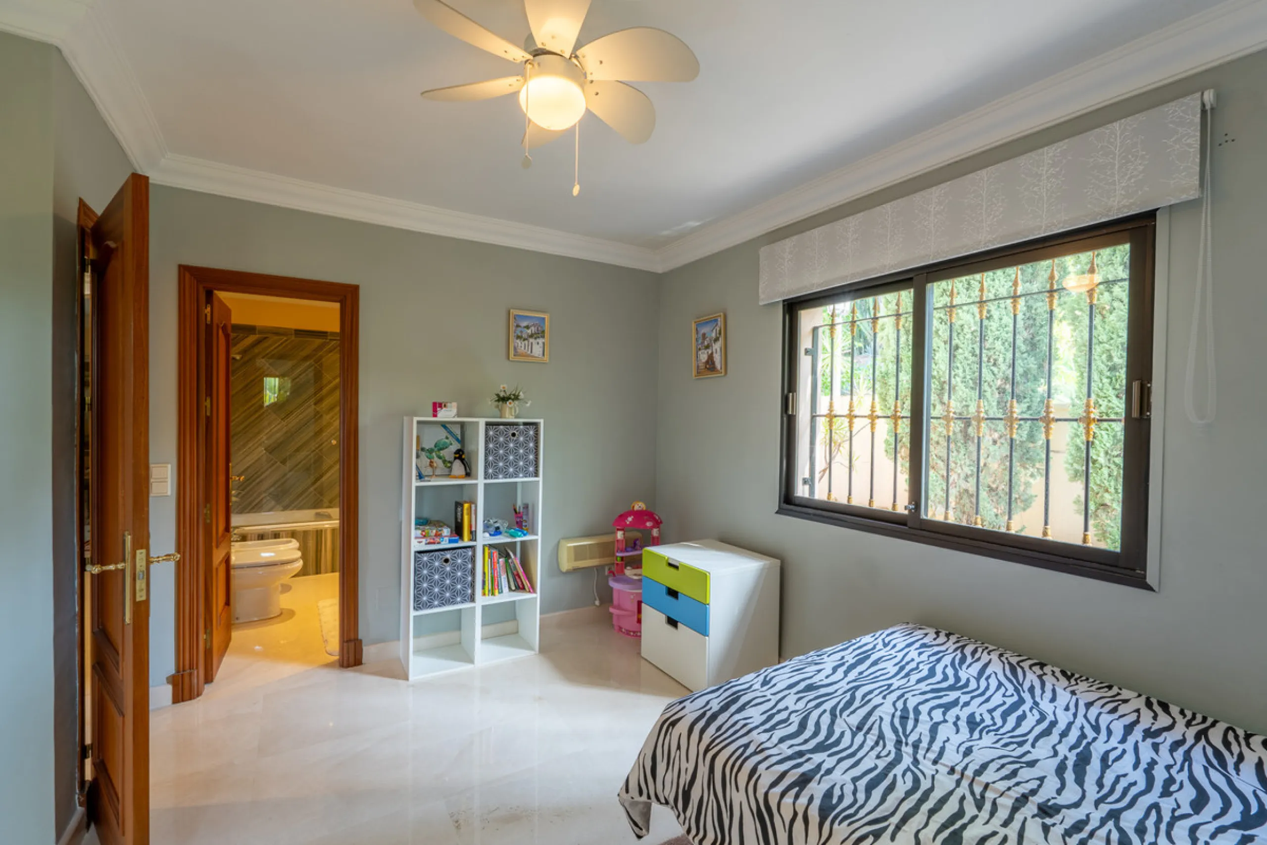 8 bedrooms | 9 bathrooms | Private plot of 1,358 m² | Gated community with 24-hour security