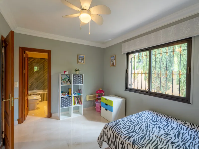 8 bedrooms | 9 bathrooms | Private plot of 1,358 m² | Gated community with 24-hour security