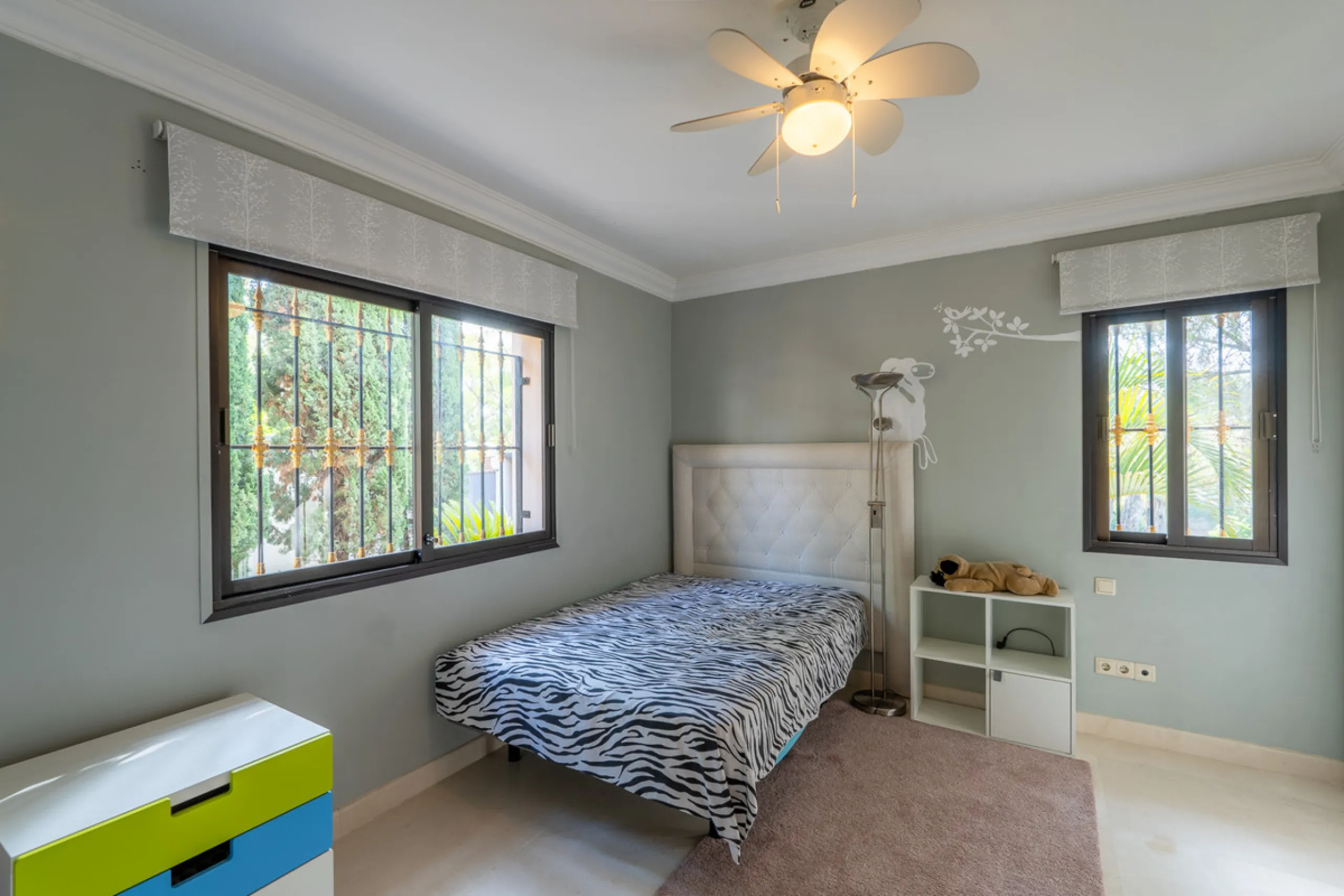 8 bedrooms | 9 bathrooms | Private plot of 1,358 m² | Gated community with 24-hour security