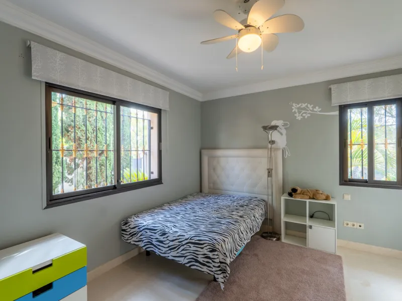 8 bedrooms | 9 bathrooms | Private plot of 1,358 m² | Gated community with 24-hour security