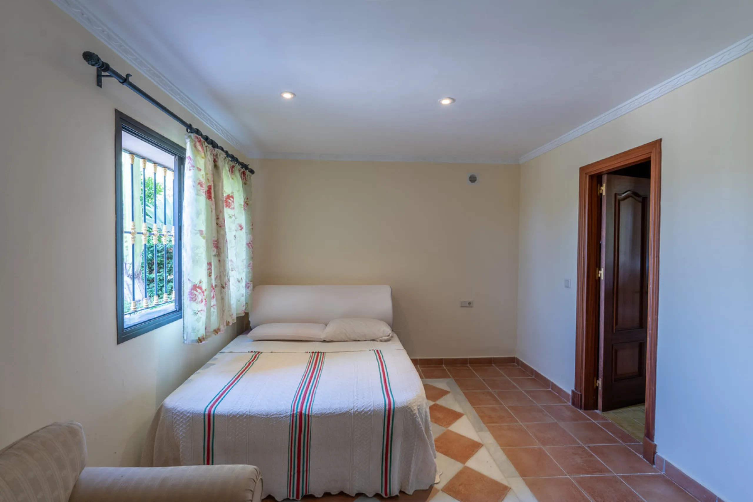 8 bedrooms | 9 bathrooms | Private plot of 1,358 m² | Gated community with 24-hour security