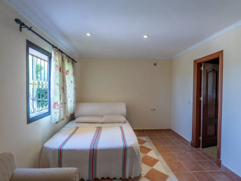 8 bedrooms | 9 bathrooms | Private plot of 1,358 m² | Gated community with 24-hour security
