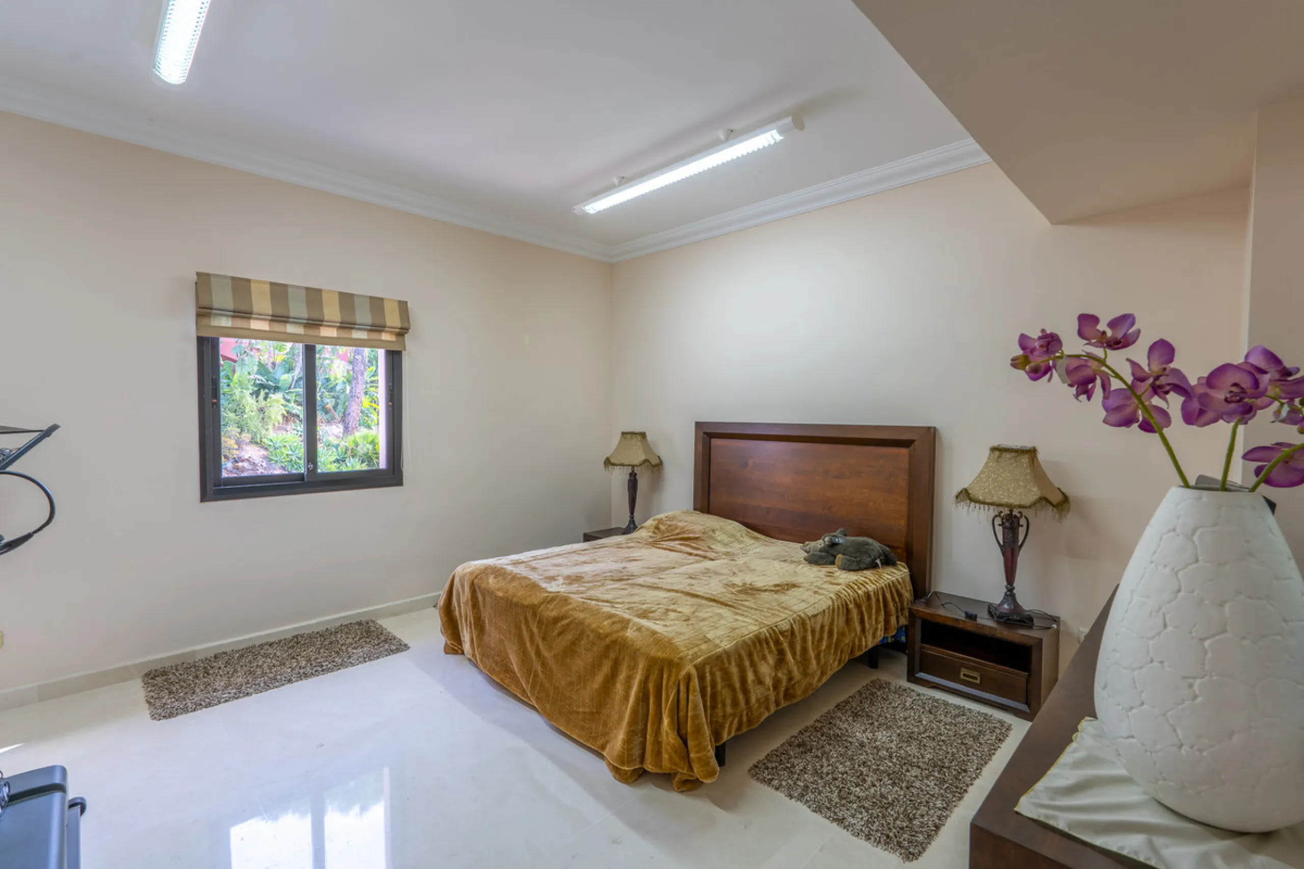 8 bedrooms | 9 bathrooms | Private plot of 1,358 m² | Gated community with 24-hour security