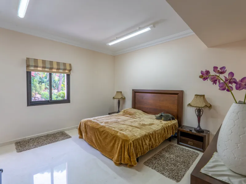 8 bedrooms | 9 bathrooms | Private plot of 1,358 m² | Gated community with 24-hour security