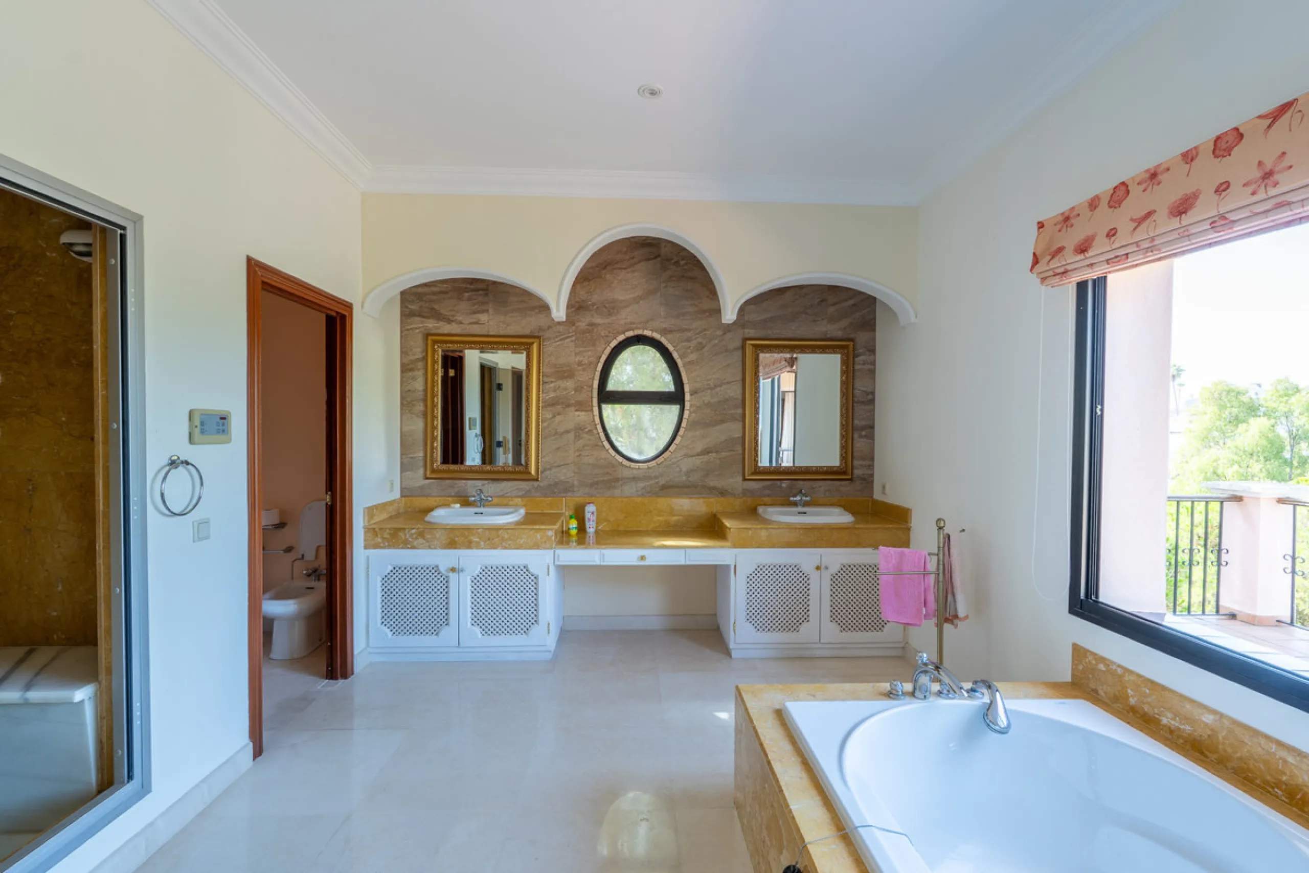 8 bedrooms | 9 bathrooms | Private plot of 1,358 m² | Gated community with 24-hour security