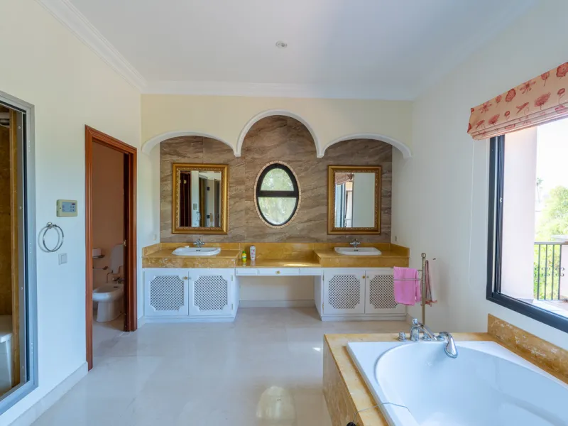 8 bedrooms | 9 bathrooms | Private plot of 1,358 m² | Gated community with 24-hour security