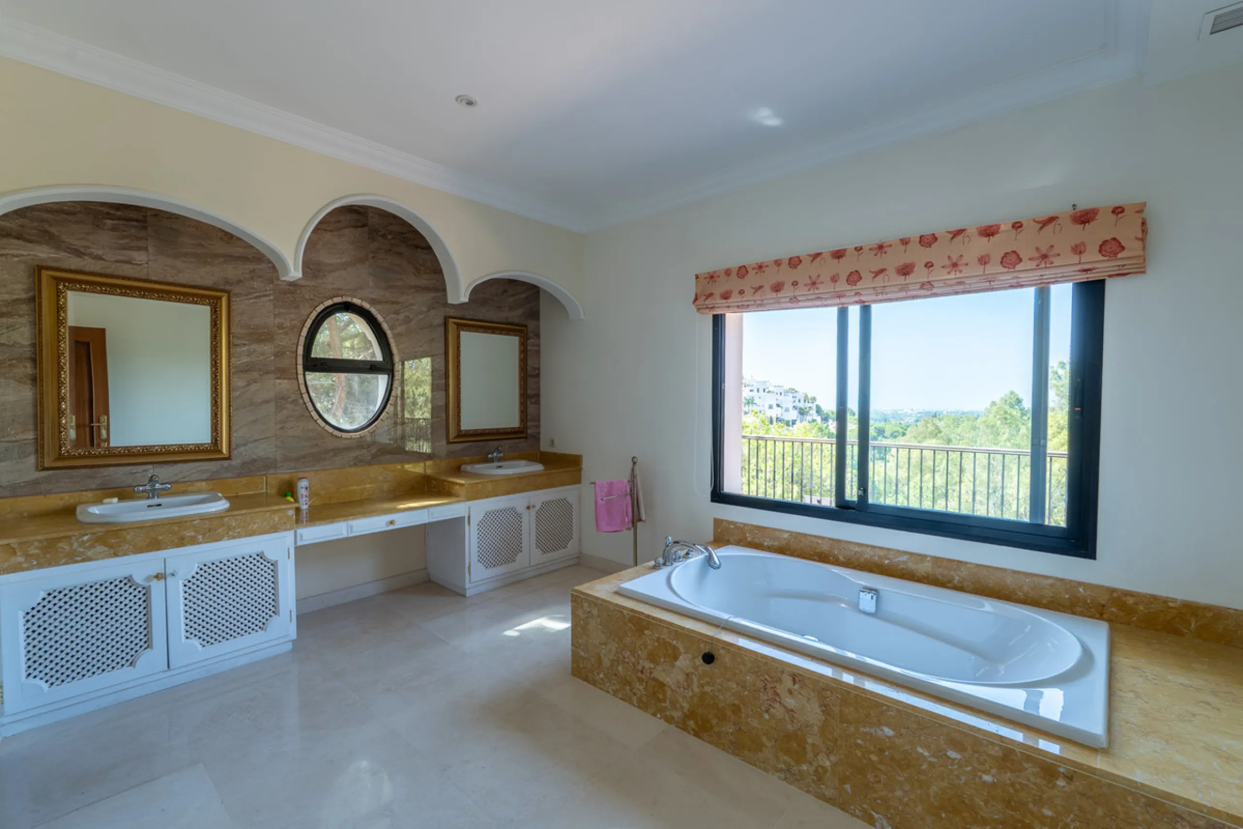 8 bedrooms | 9 bathrooms | Private plot of 1,358 m² | Gated community with 24-hour security