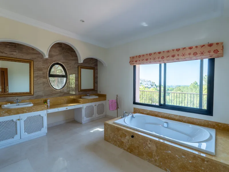 8 bedrooms | 9 bathrooms | Private plot of 1,358 m² | Gated community with 24-hour security