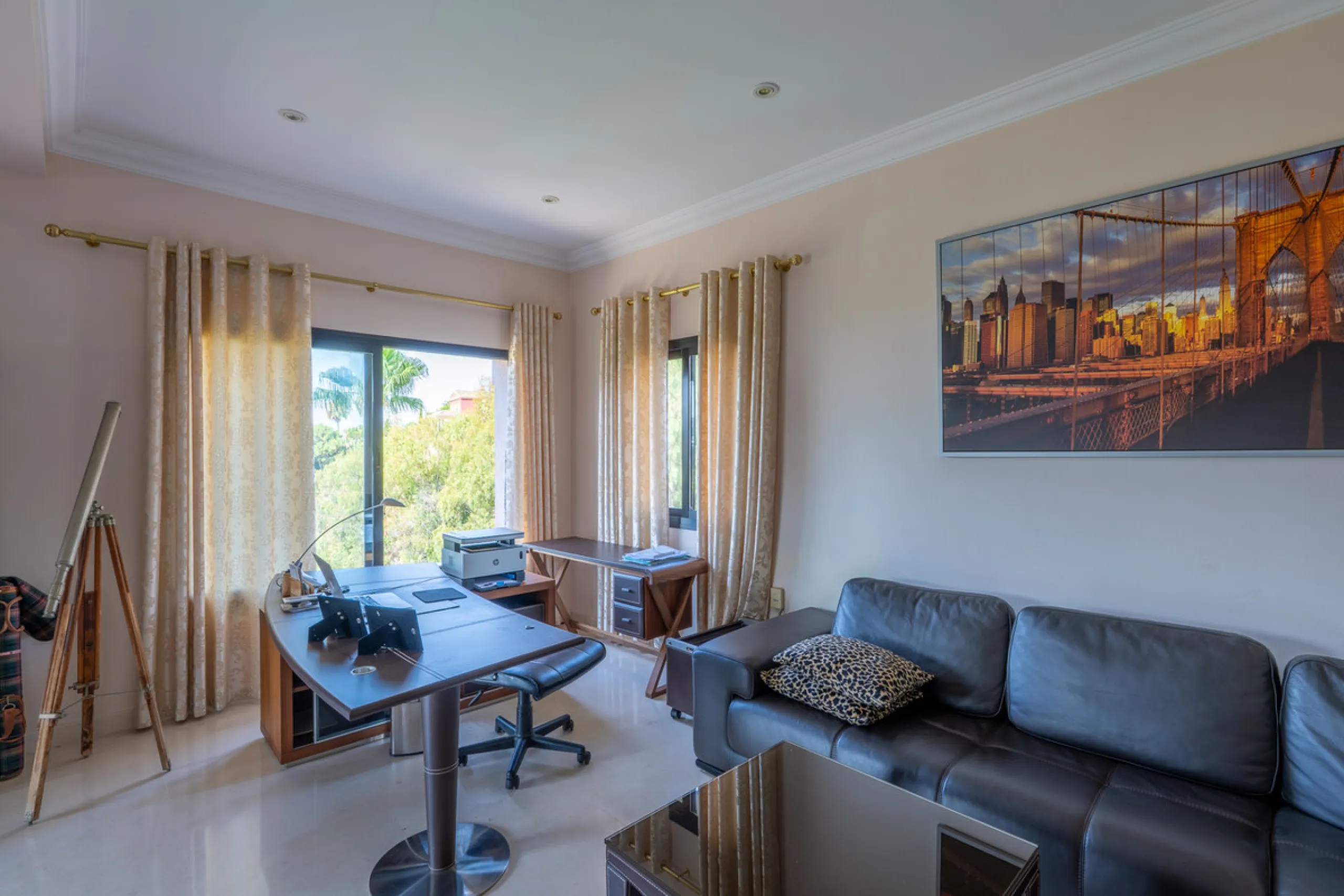 8 bedrooms | 9 bathrooms | Private plot of 1,358 m² | Gated community with 24-hour security