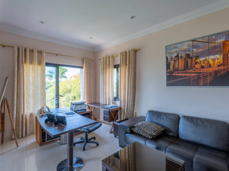 8 bedrooms | 9 bathrooms | Private plot of 1,358 m² | Gated community with 24-hour security