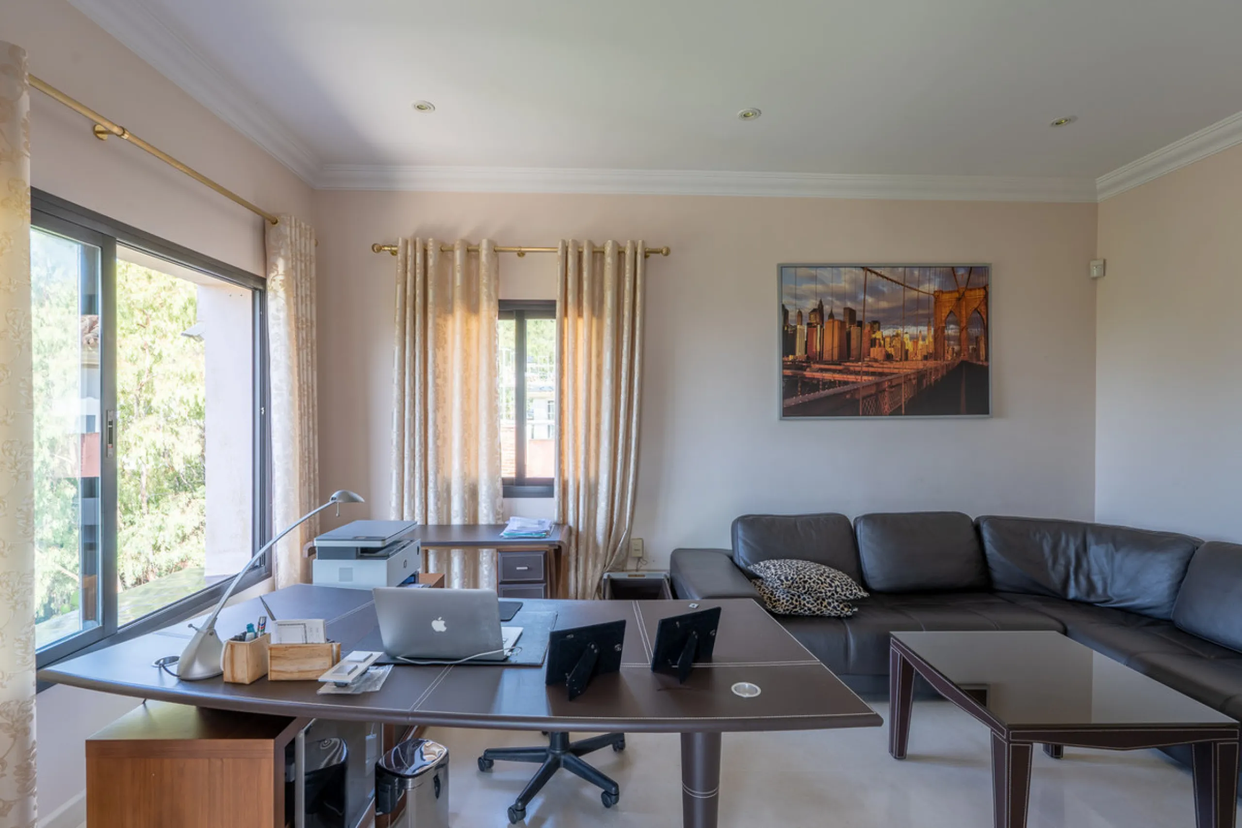 8 bedrooms | 9 bathrooms | Private plot of 1,358 m² | Gated community with 24-hour security