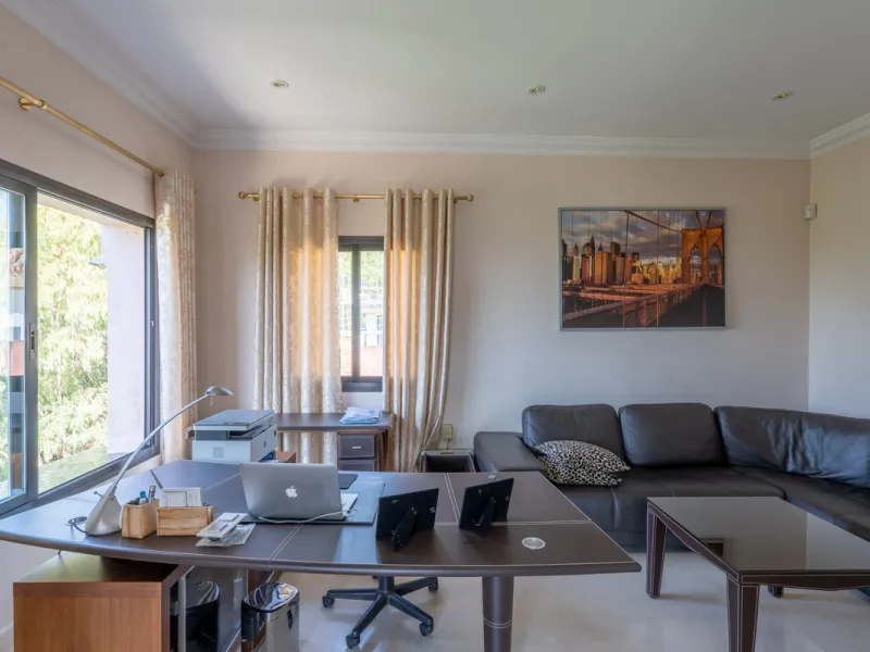 8 bedrooms | 9 bathrooms | Private plot of 1,358 m² | Gated community with 24-hour security