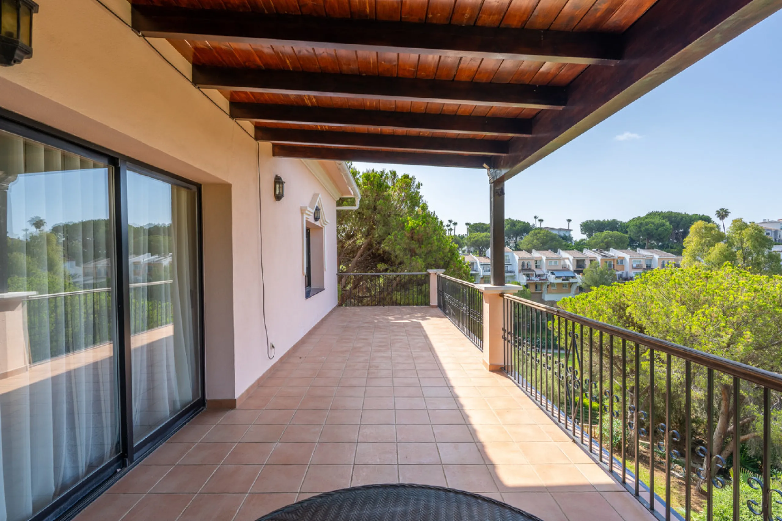 8 bedrooms | 9 bathrooms | Private plot of 1,358 m² | Gated community with 24-hour security