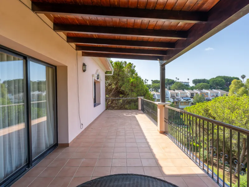 8 bedrooms | 9 bathrooms | Private plot of 1,358 m² | Gated community with 24-hour security