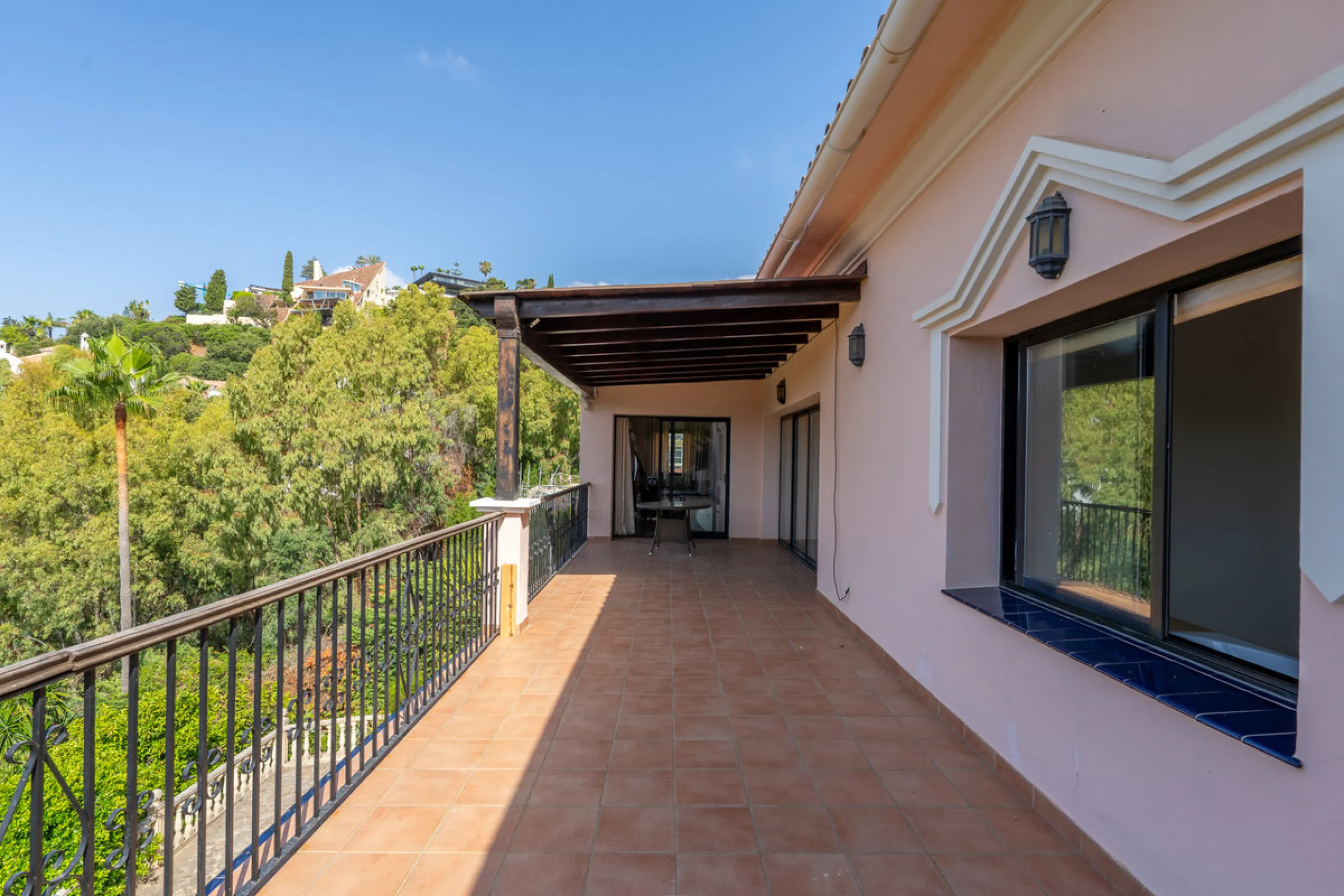 8 bedrooms | 9 bathrooms | Private plot of 1,358 m² | Gated community with 24-hour security