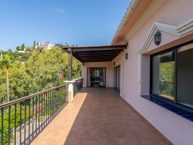 8 bedrooms | 9 bathrooms | Private plot of 1,358 m² | Gated community with 24-hour security