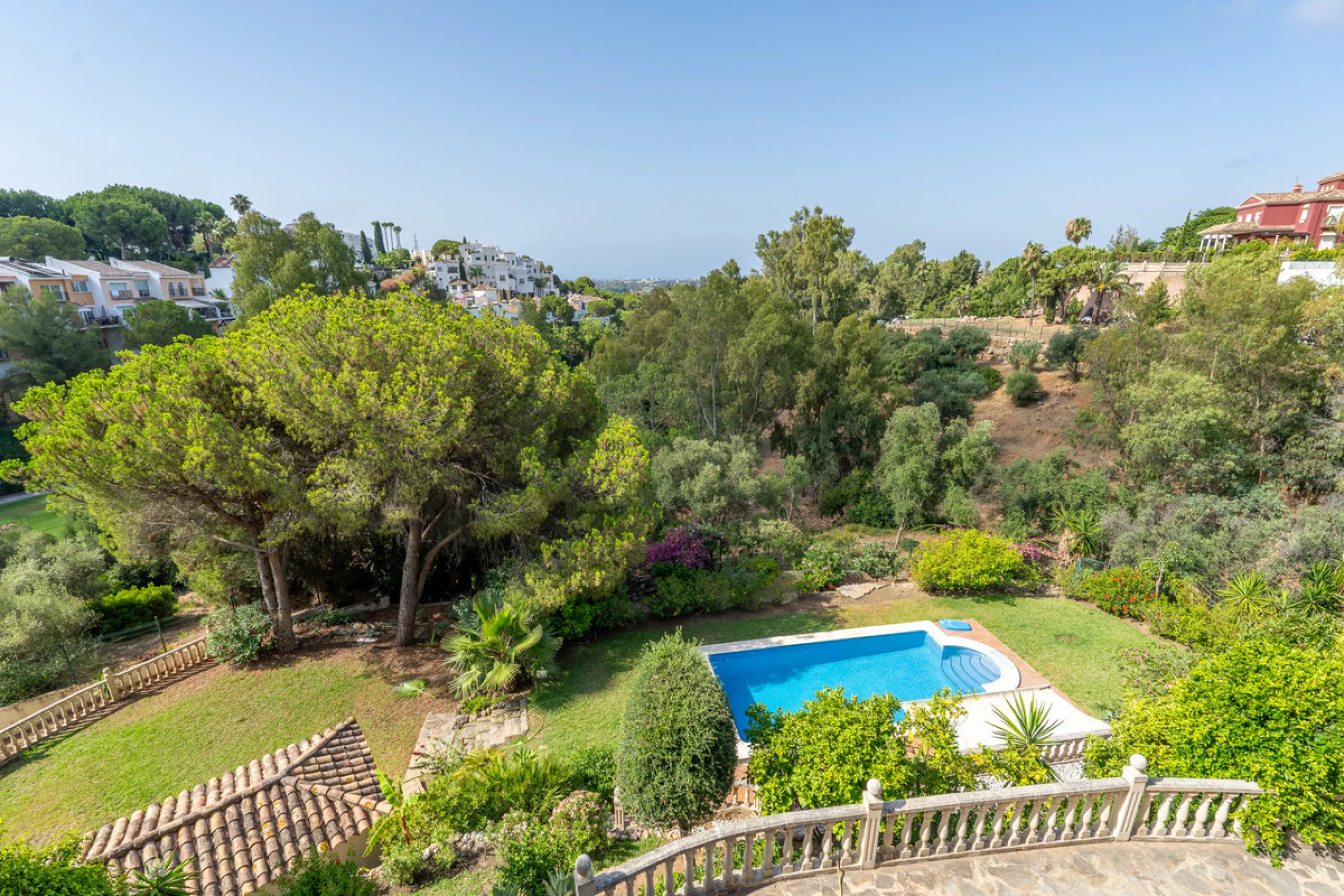 8 bedrooms | 9 bathrooms | Private plot of 1,358 m² | Gated community with 24-hour security