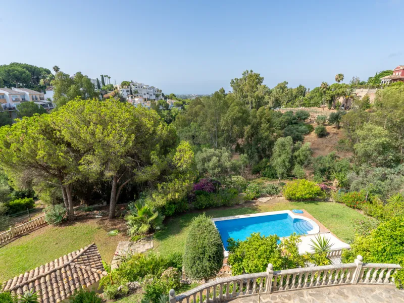 8 bedrooms | 9 bathrooms | Private plot of 1,358 m² | Gated community with 24-hour security