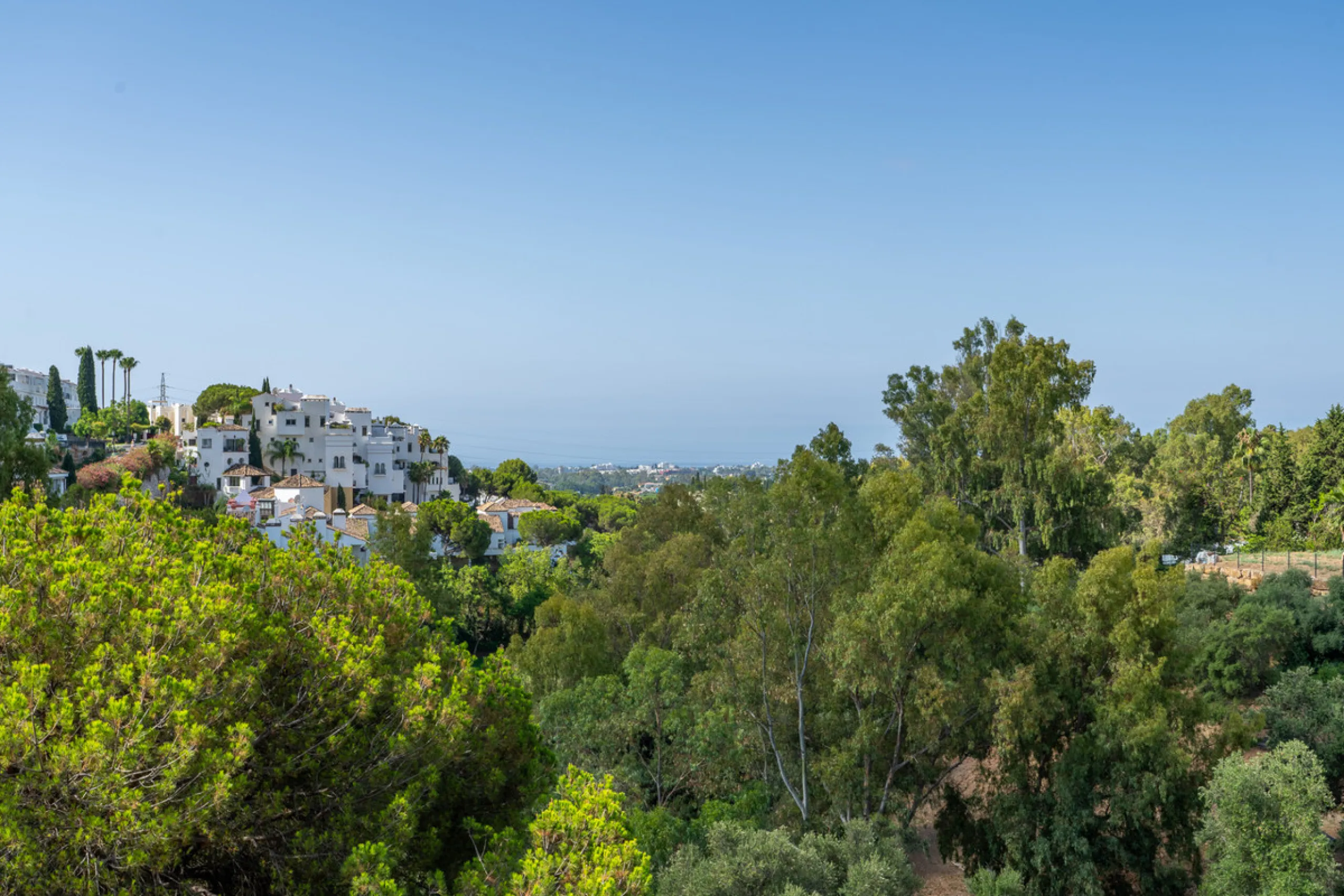 8 bedrooms | 9 bathrooms | Private plot of 1,358 m² | Gated community with 24-hour security