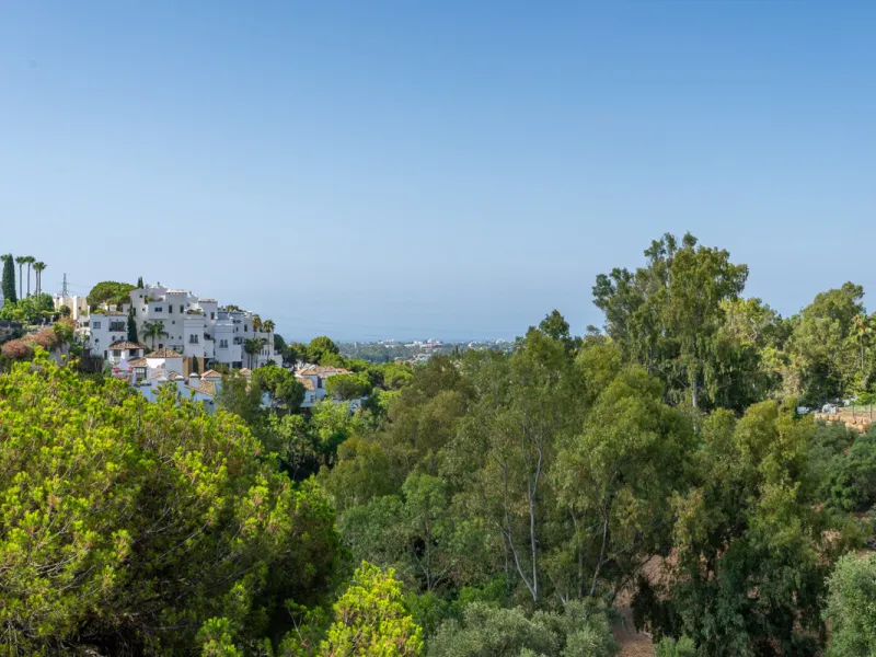 8 bedrooms | 9 bathrooms | Private plot of 1,358 m² | Gated community with 24-hour security