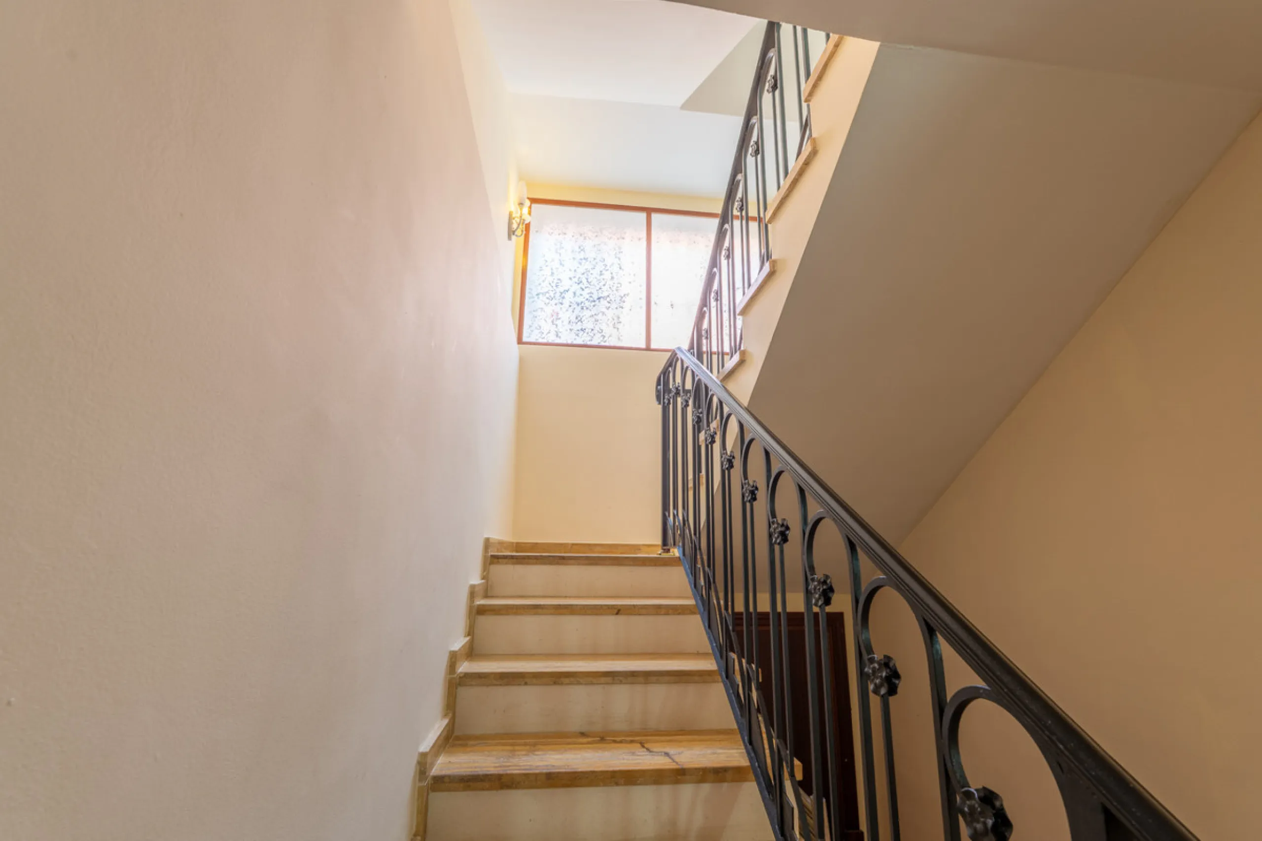8 bedrooms | 9 bathrooms | Private plot of 1,358 m² | Gated community with 24-hour security
