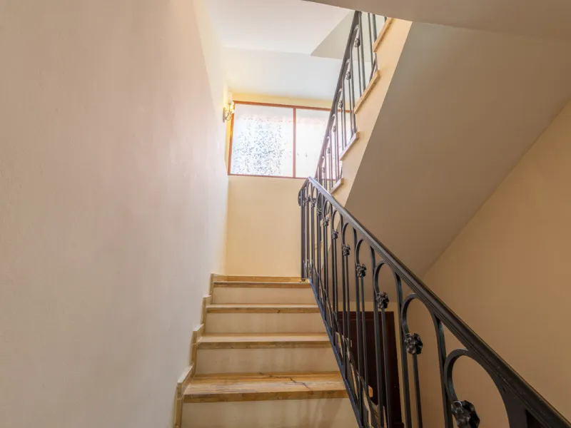 8 bedrooms | 9 bathrooms | Private plot of 1,358 m² | Gated community with 24-hour security