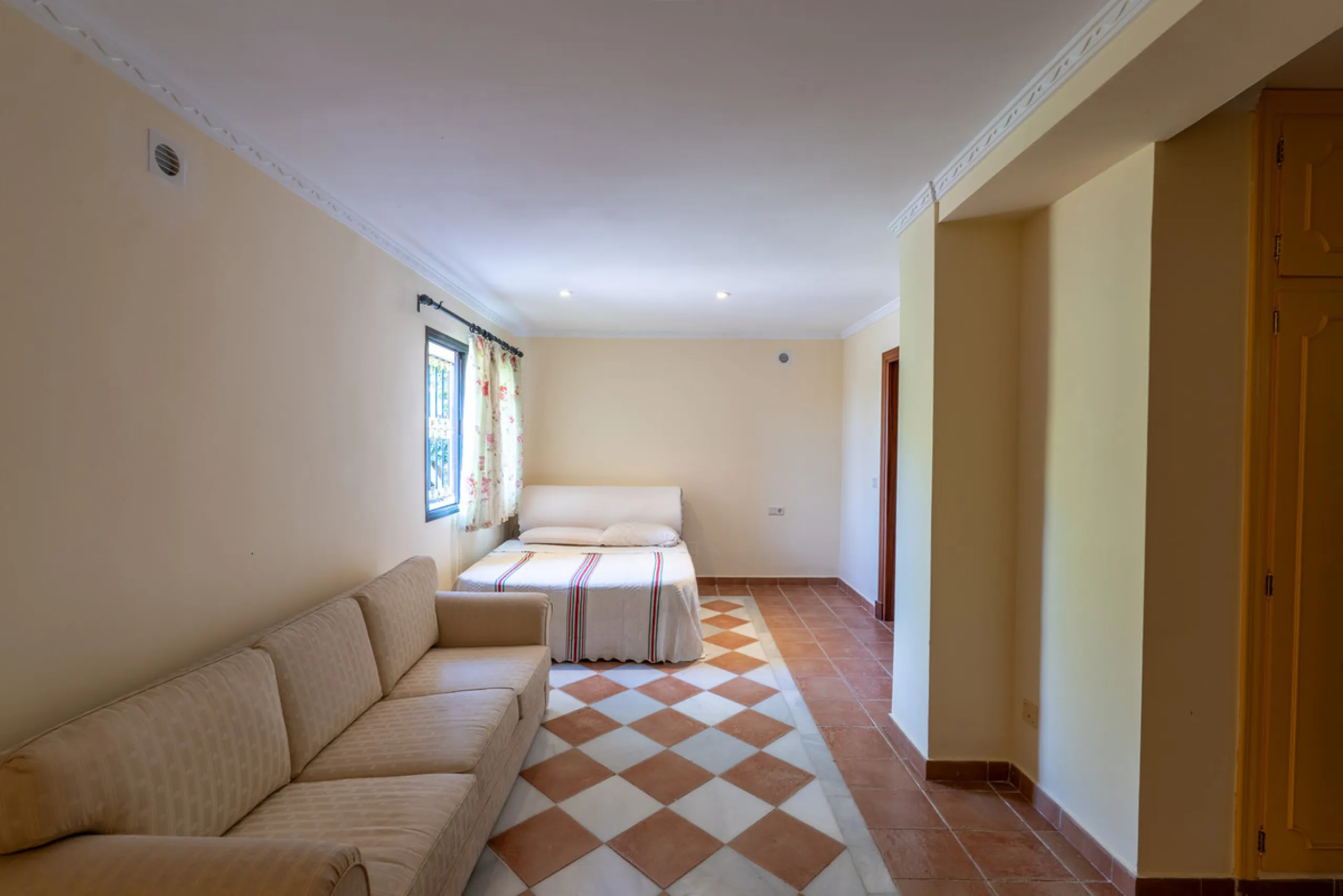 8 bedrooms | 9 bathrooms | Private plot of 1,358 m² | Gated community with 24-hour security