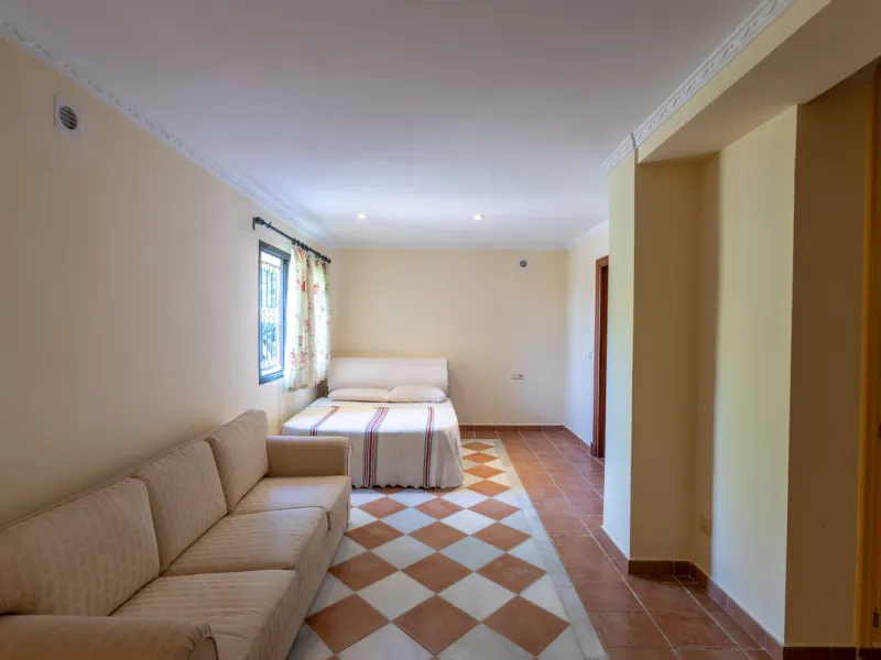 8 bedrooms | 9 bathrooms | Private plot of 1,358 m² | Gated community with 24-hour security