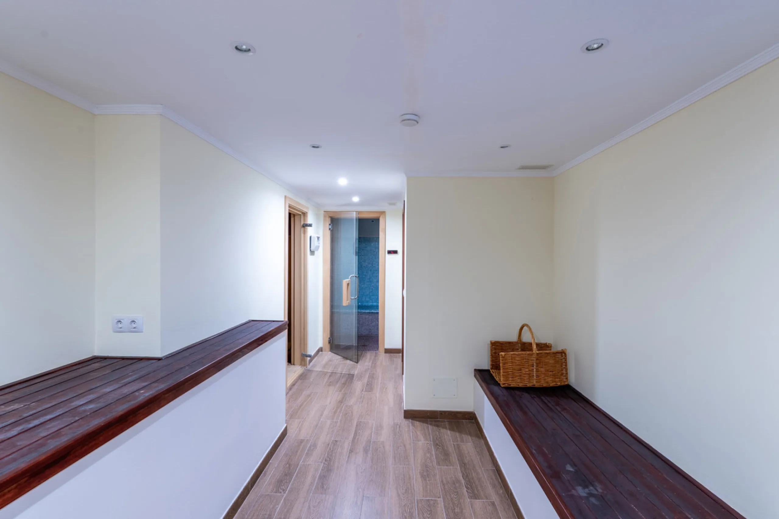 8 bedrooms | 9 bathrooms | Private plot of 1,358 m² | Gated community with 24-hour security