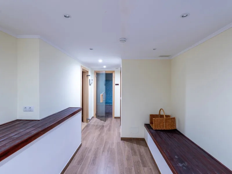 8 bedrooms | 9 bathrooms | Private plot of 1,358 m² | Gated community with 24-hour security