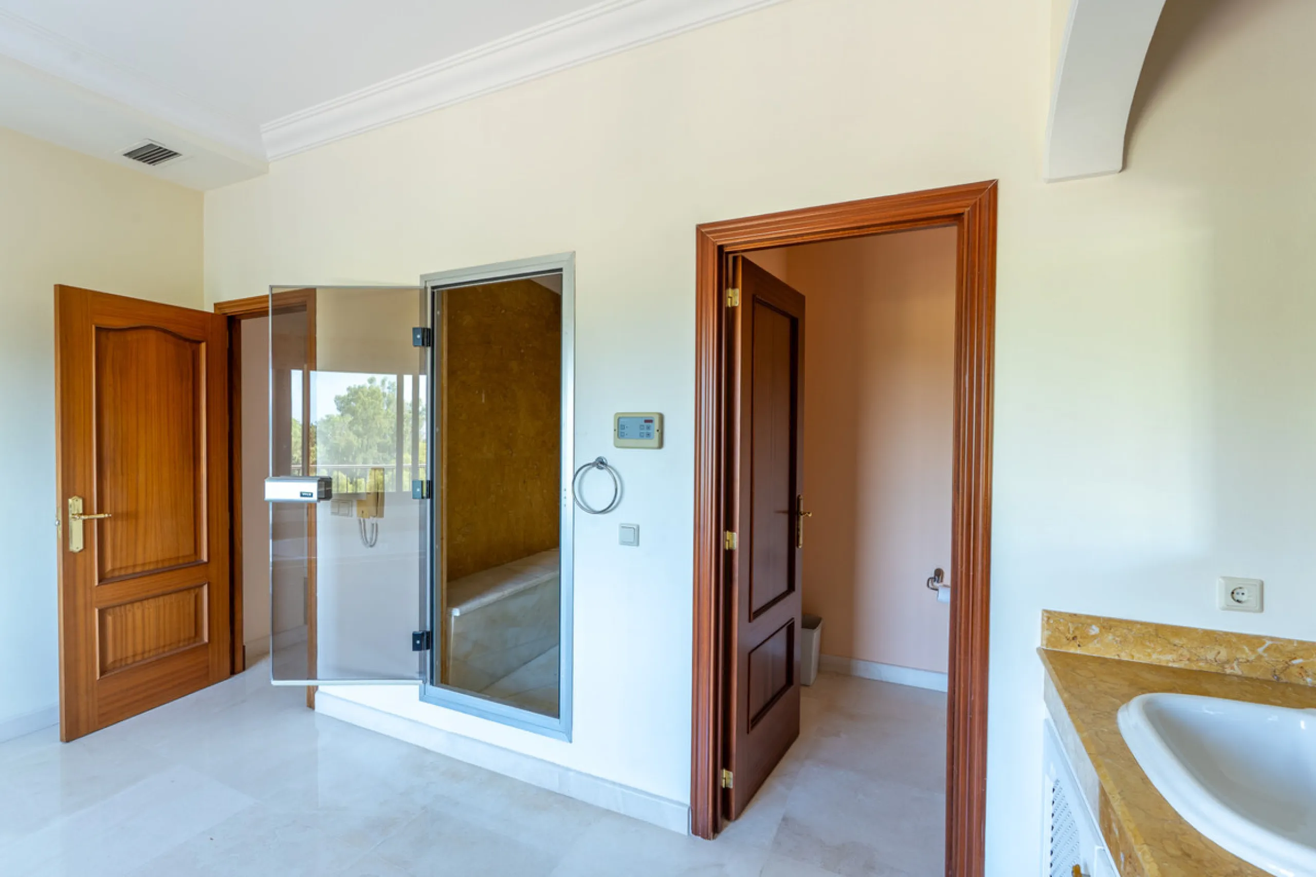 8 bedrooms | 9 bathrooms | Private plot of 1,358 m² | Gated community with 24-hour security