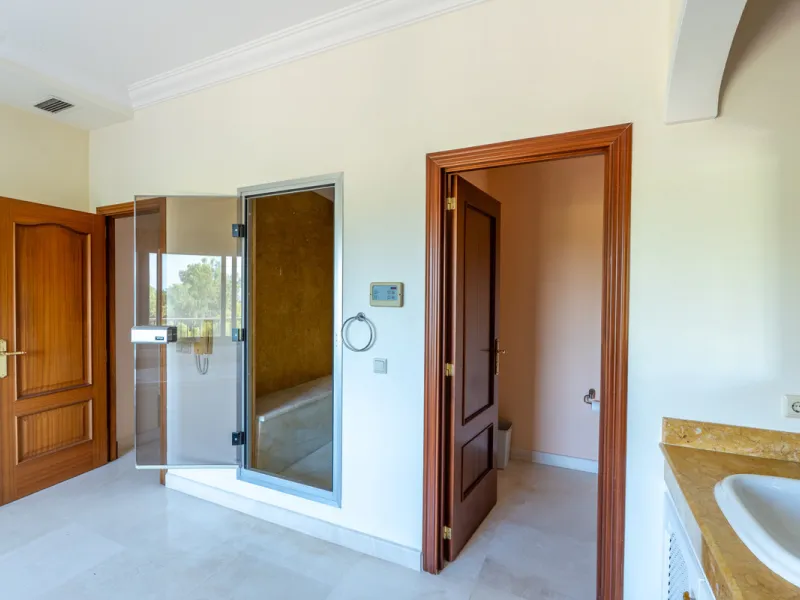 8 bedrooms | 9 bathrooms | Private plot of 1,358 m² | Gated community with 24-hour security