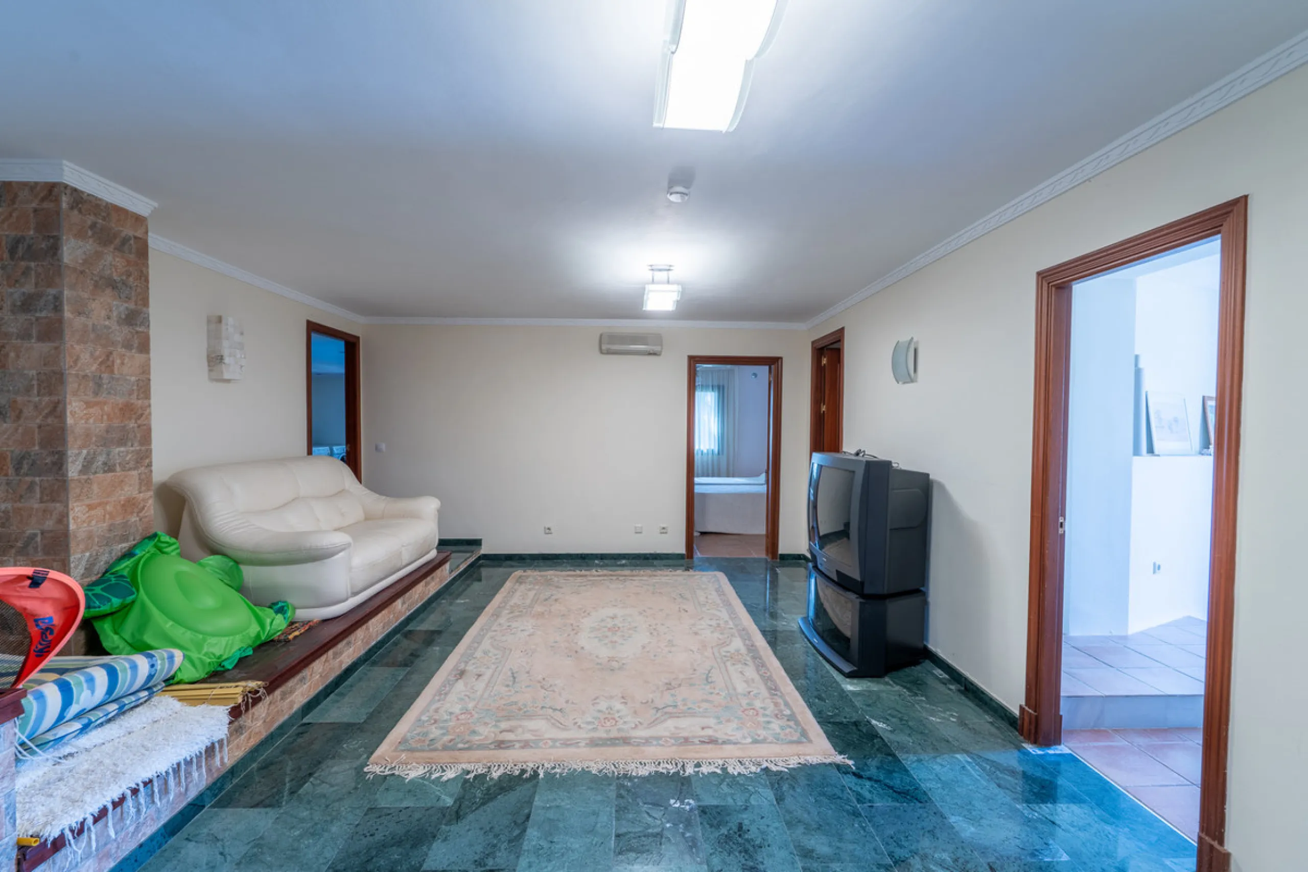 8 bedrooms | 9 bathrooms | Private plot of 1,358 m² | Gated community with 24-hour security