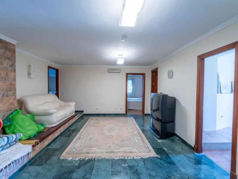 8 bedrooms | 9 bathrooms | Private plot of 1,358 m² | Gated community with 24-hour security