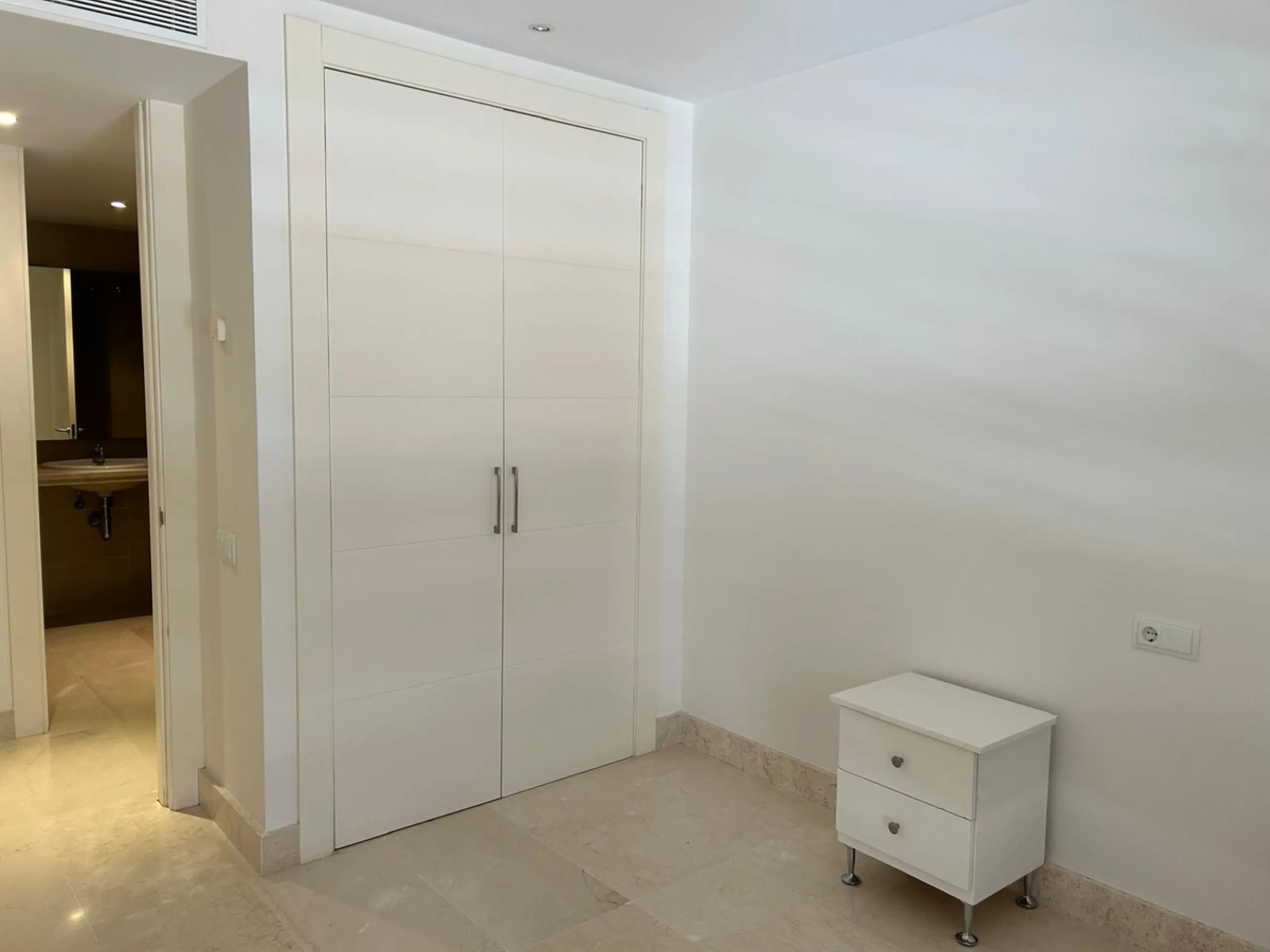 Discover this exclusive 3-bedroom, 3-bathroom apartment (one ensuite) with two parking spaces and a storage room included in the price. Enjoy breathtaking panoramic sea views that will captivate you at first sight. Designed for those seeking comfort and e