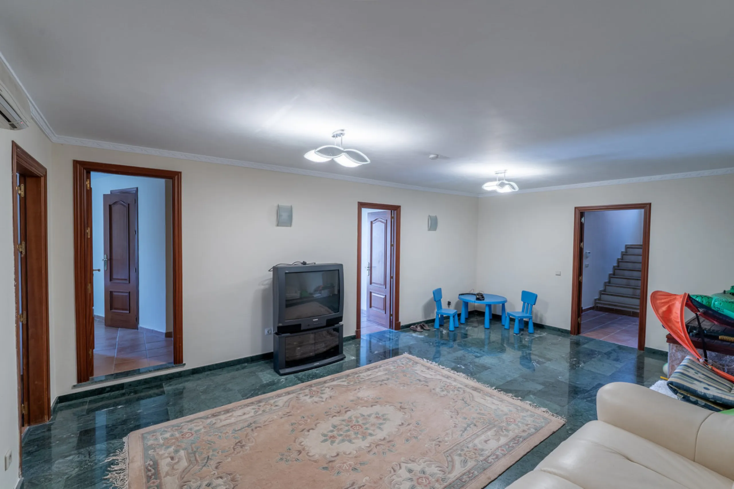 8 bedrooms | 9 bathrooms | Private plot of 1,358 m² | Gated community with 24-hour security