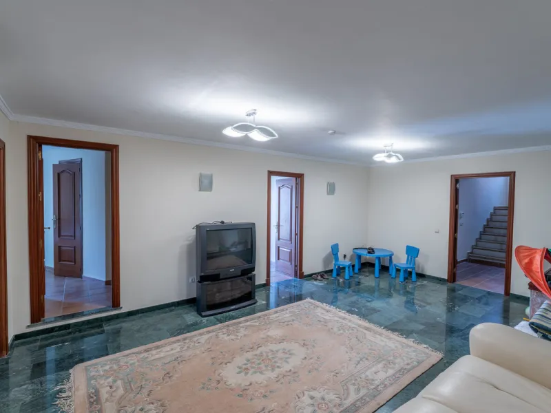 8 bedrooms | 9 bathrooms | Private plot of 1,358 m² | Gated community with 24-hour security
